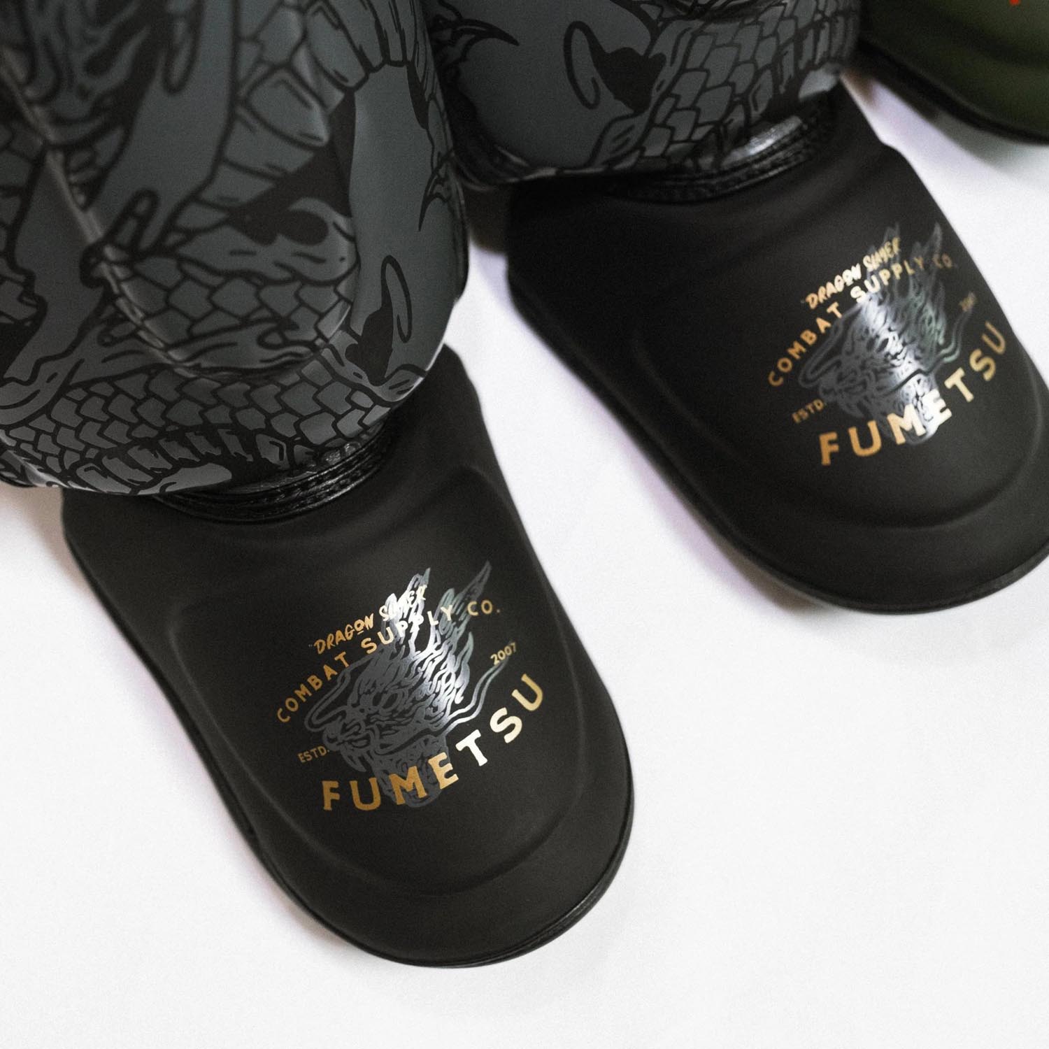 Fumetsu Shin Guards, Dragon Slayer, black-gold, XL