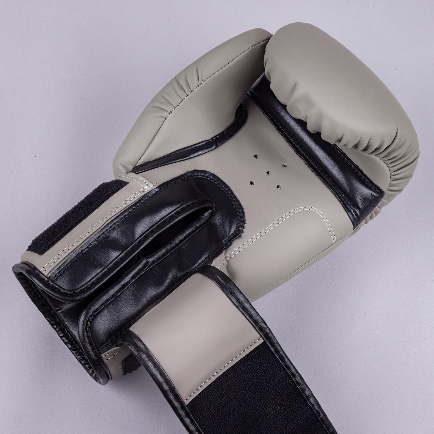 8 WEAPONS Boxing Gloves, Unlimited 2.0, sand-black, 16 Oz