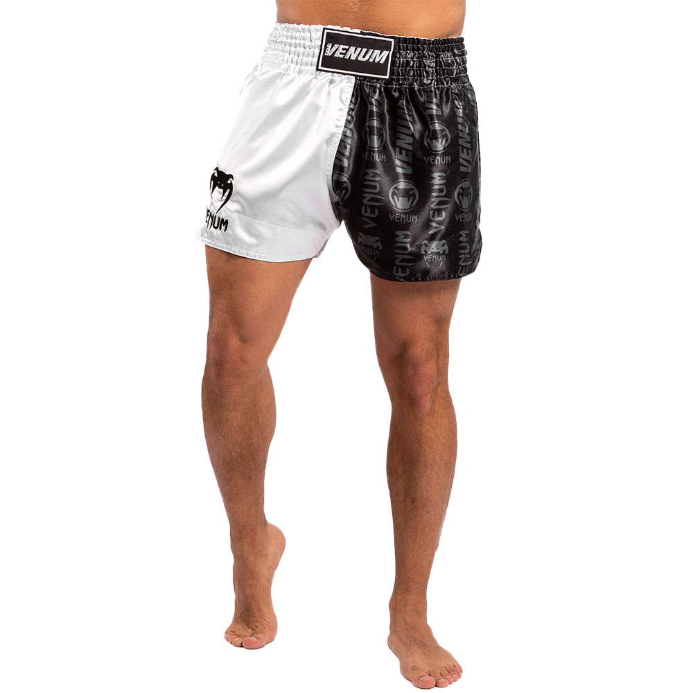 VENUM Muay Thai Shorts, Logos, schwarz-weiß