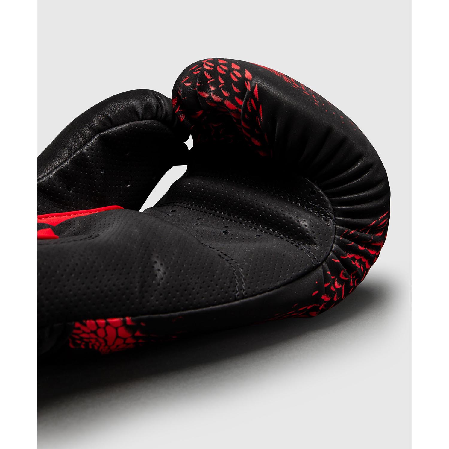 VENUM Boxing Gloves, Matupa, black-red-silver, 10 Oz