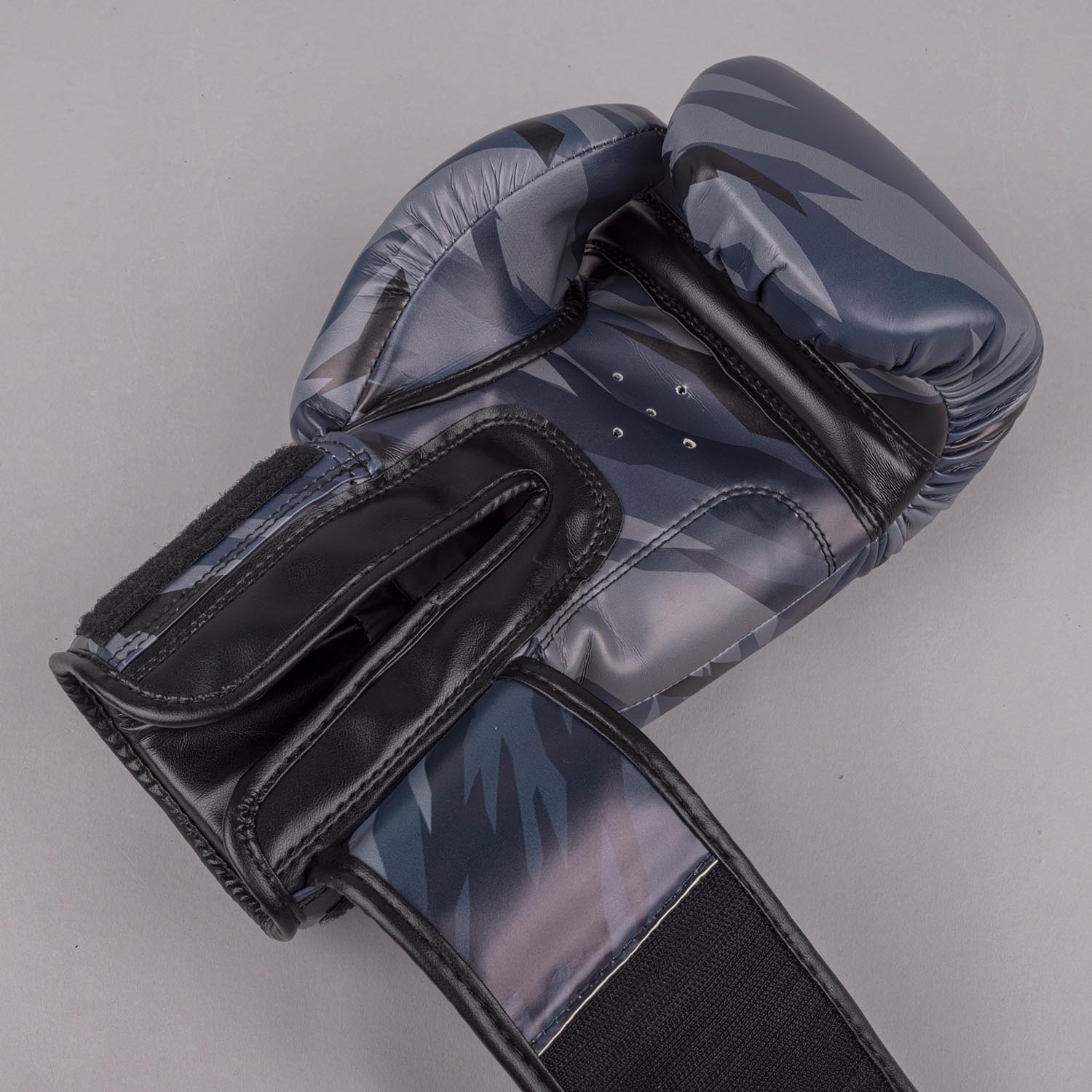 8 WEAPONS Boxing Gloves, Unlimited 2.0, urban camo, 16 Oz