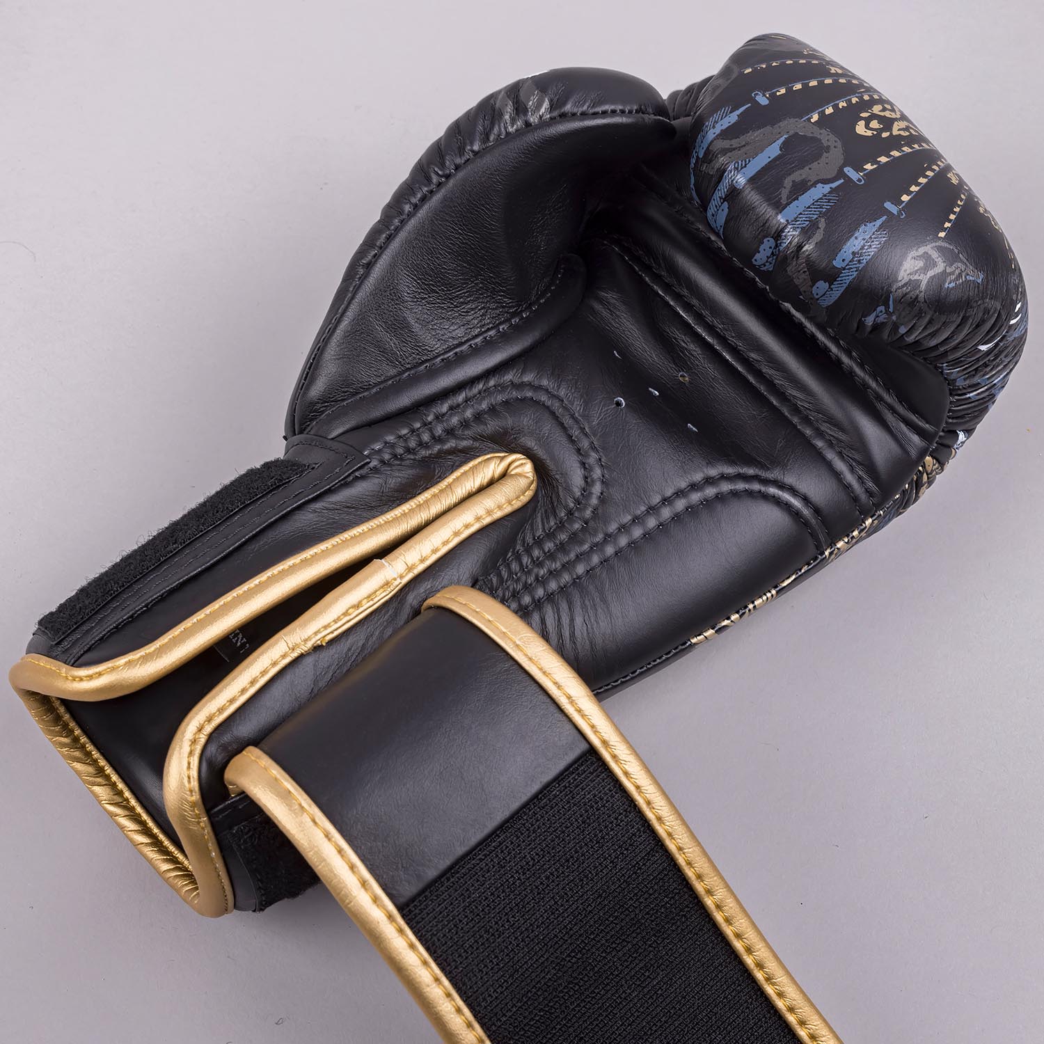 8 WEAPONS Boxing Gloves, Three Elephants 2.0, black-gold, 10 Oz
