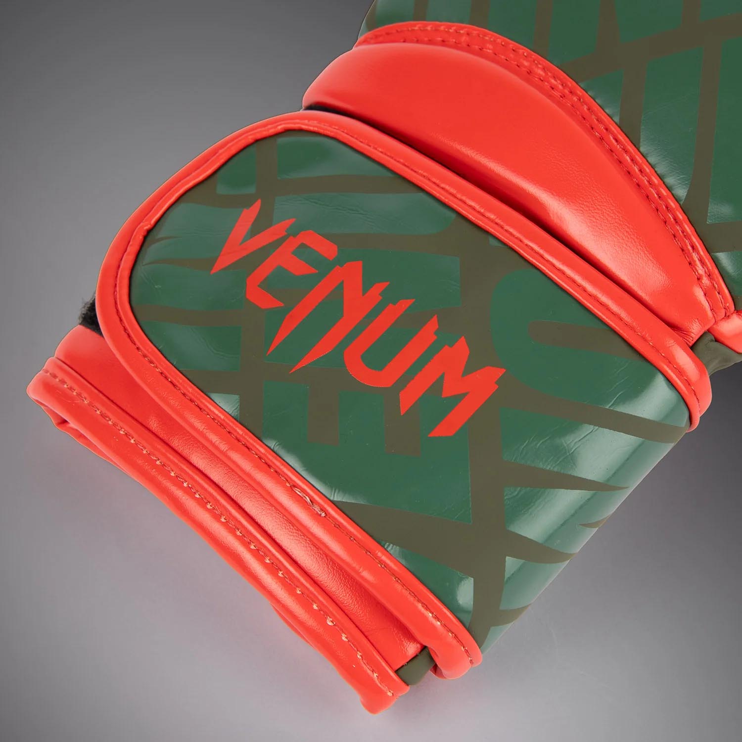 VENUM Boxing Gloves, Kids, Contender 1.5 XT, green-red, 8 Oz