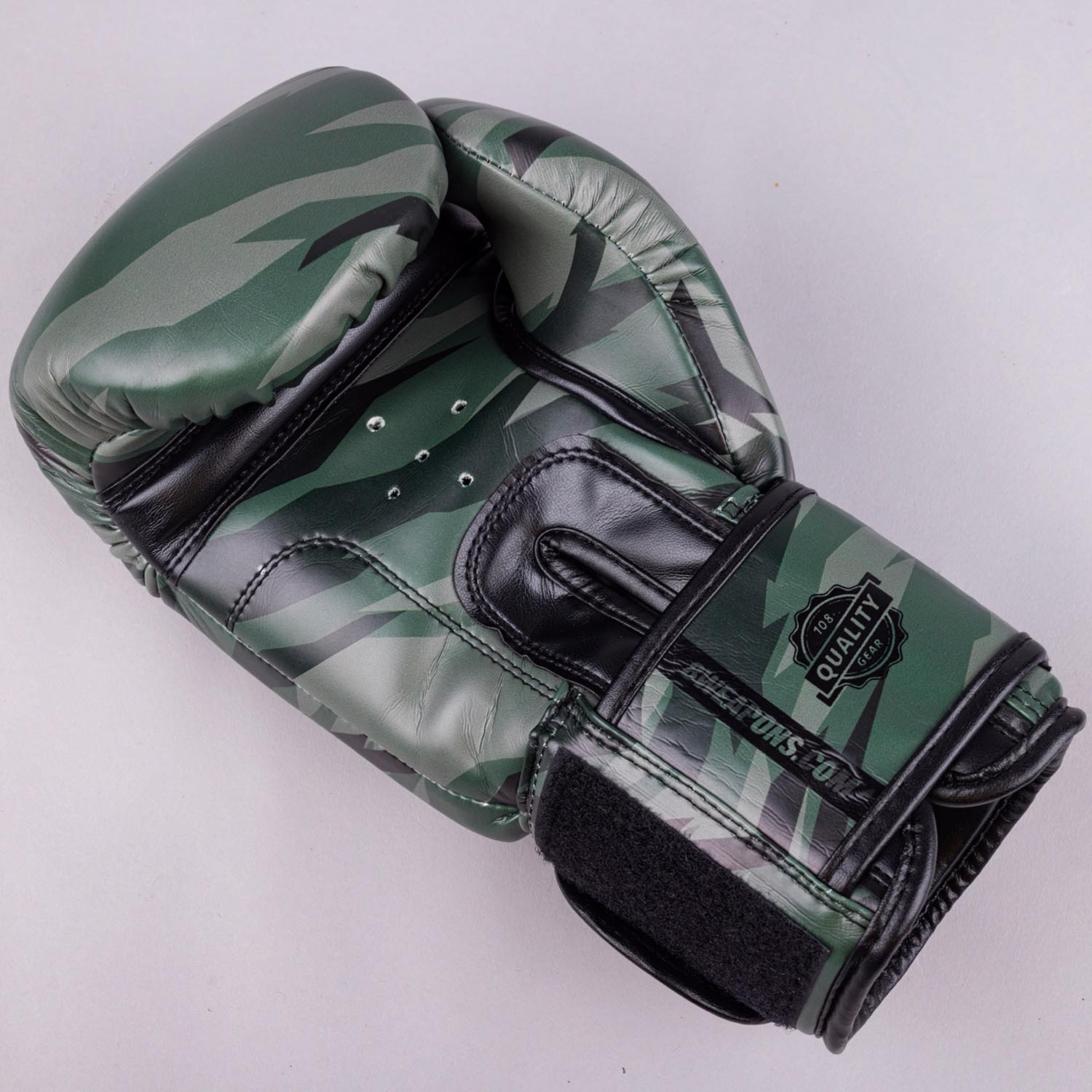 8 WEAPONS Boxing Gloves, Unlimited 2.0, woodland camo, 16 Oz