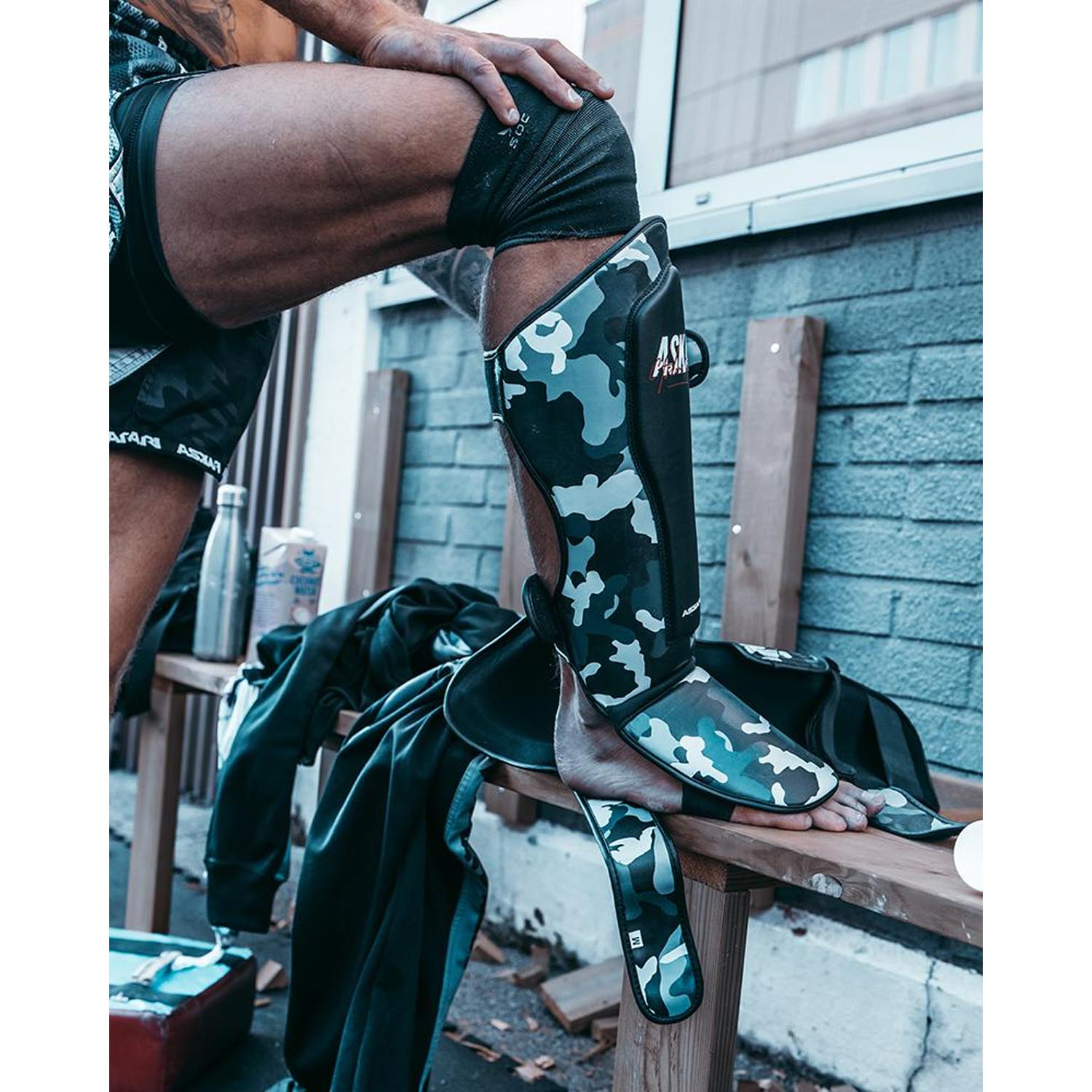 ASKARI Shinguards, Desert, black-camo, M