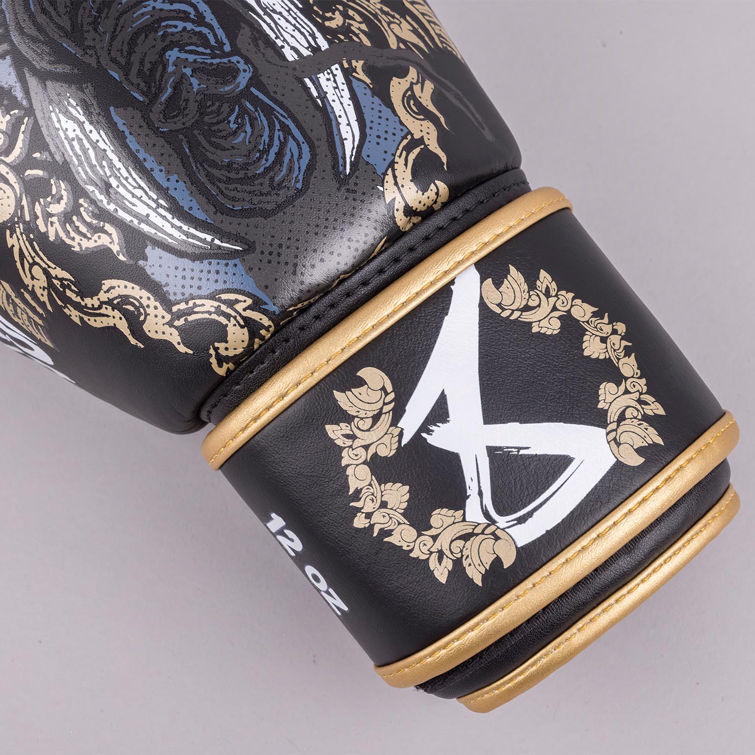 8 WEAPONS Boxing Gloves, Three Elephants 2.0, black-gold, 10 Oz