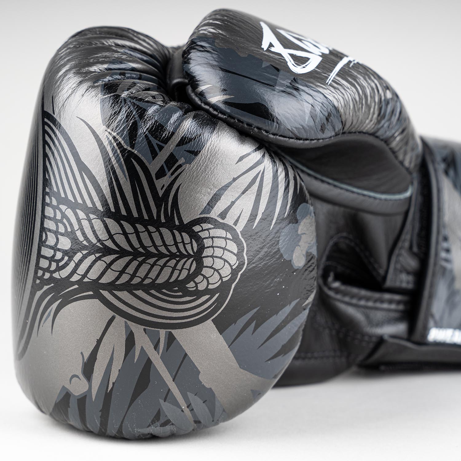 8 WEAPONS Boxing Gloves, Bone Island, black, 10 Oz