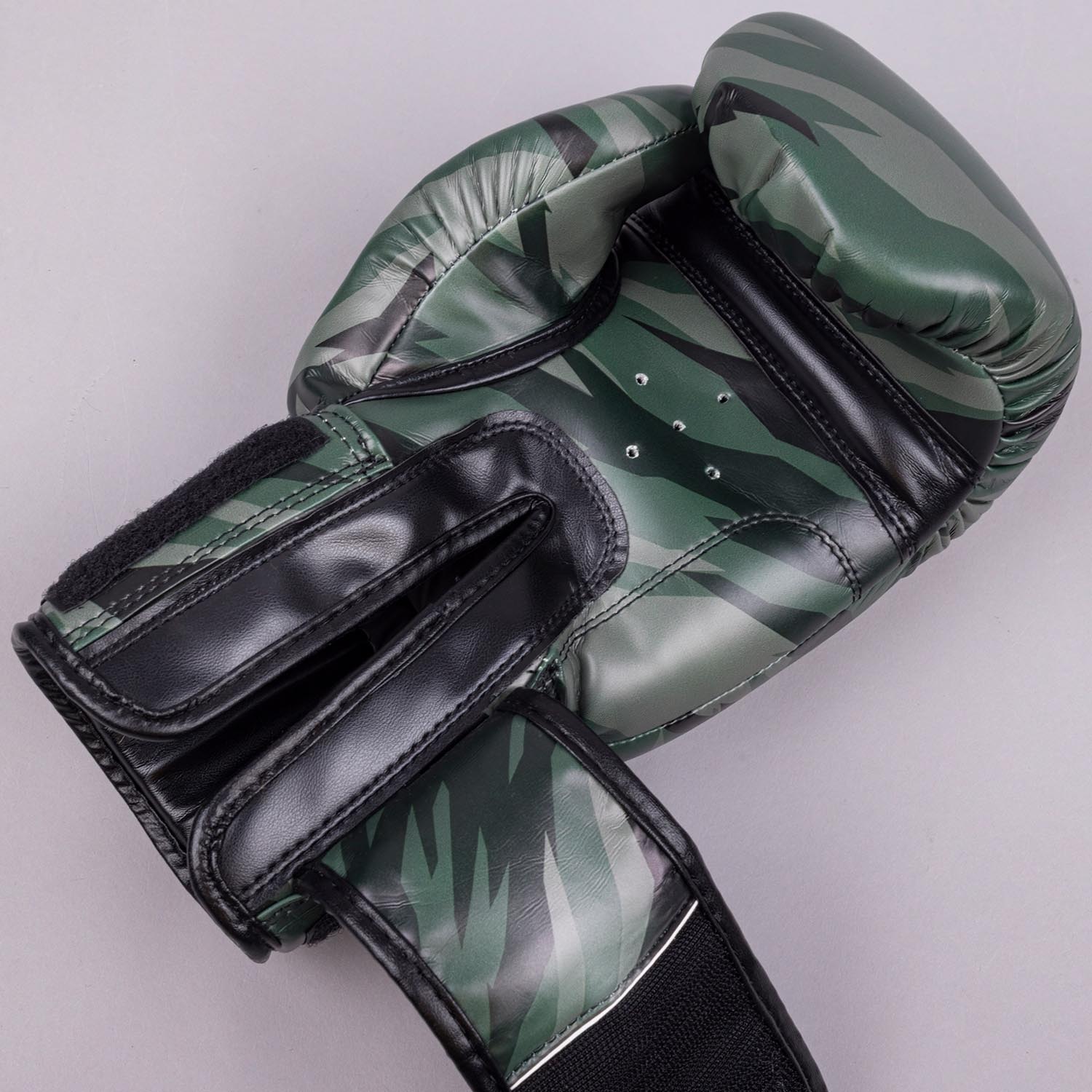 8 WEAPONS Boxing Gloves, Unlimited 2.0, woodland camo, 10 Oz
